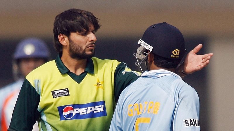 Waqar urges Afridi and Gambhir to end social media war