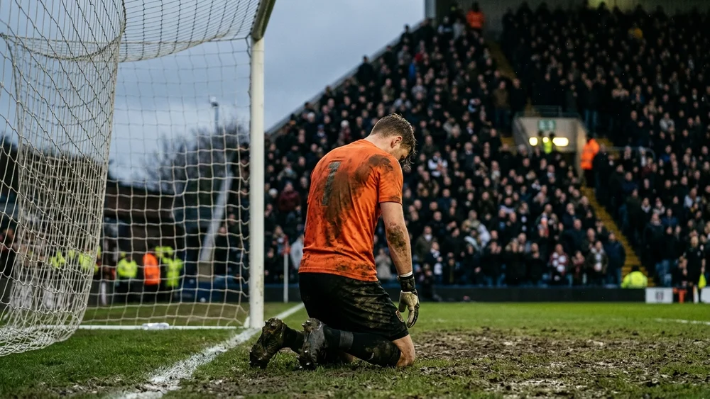 Everton had not lost a league game, and Pedro Neto scored either side of Martínez’s stretcher to beat them 2-0